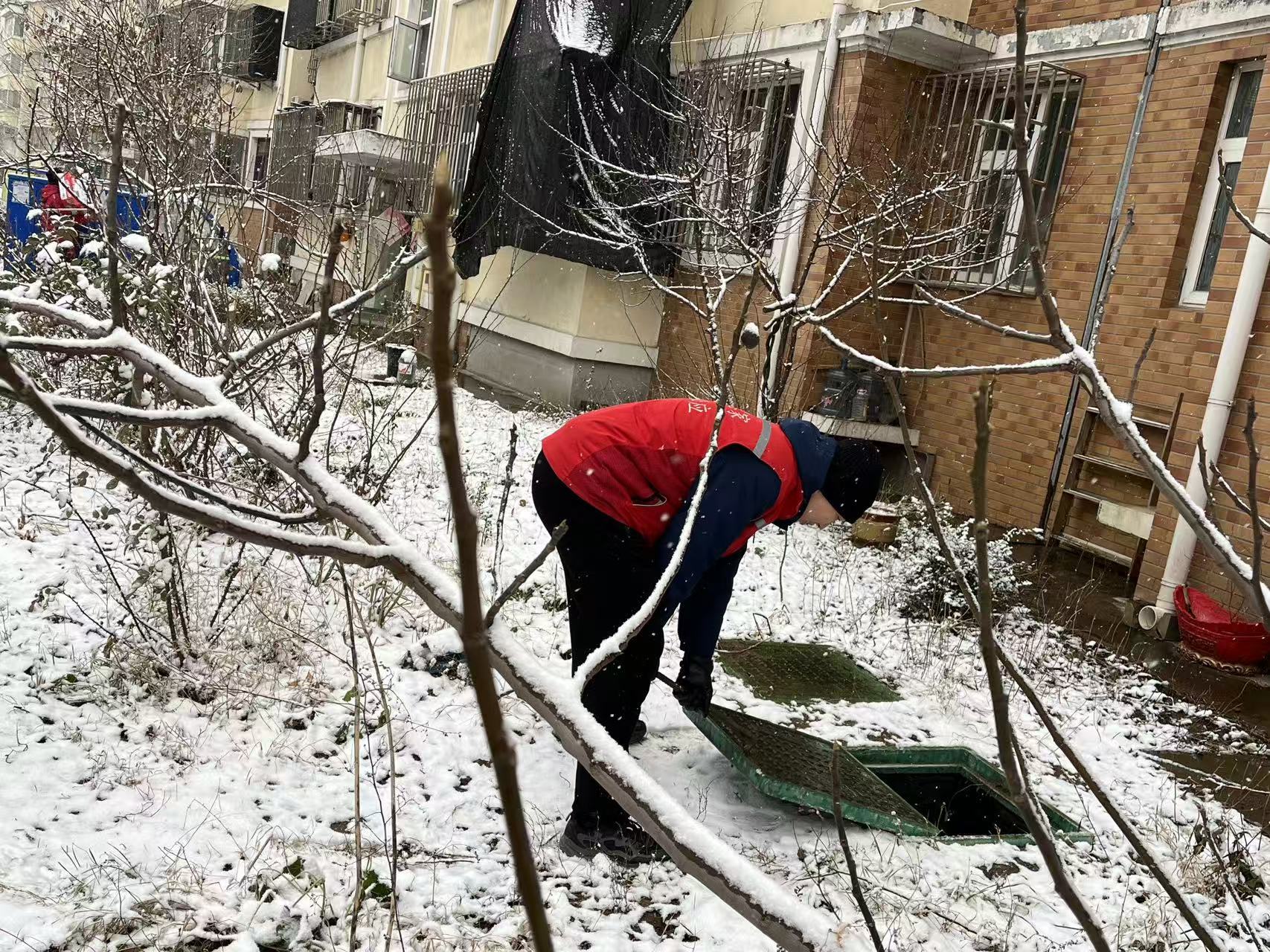 风雪中的“即热人”:守护墨城温暖的第一道防线