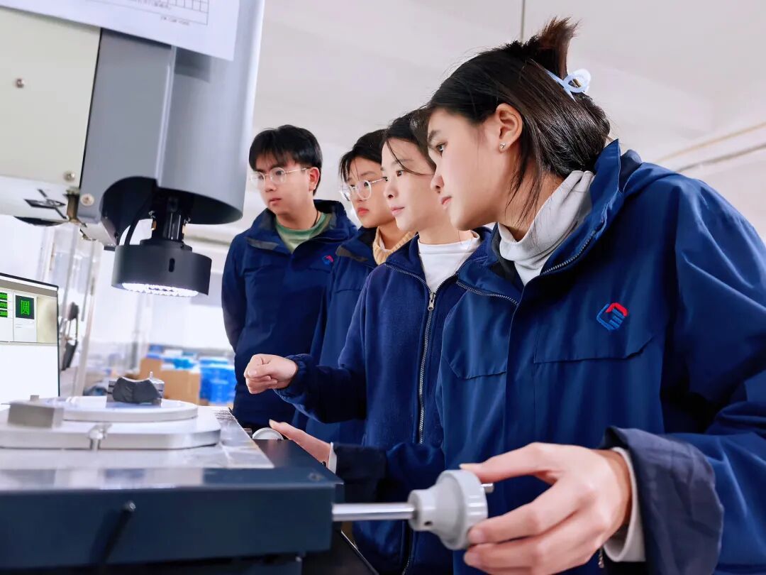 车间内教学氛围浓厚,老师耐心指导,泰国学生专注聆听实操技巧。