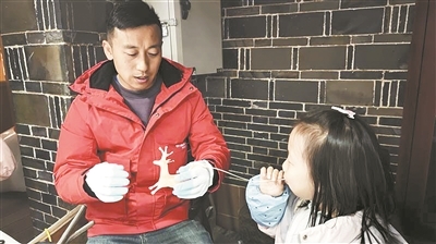 小朋友参与体验制作吹糖人