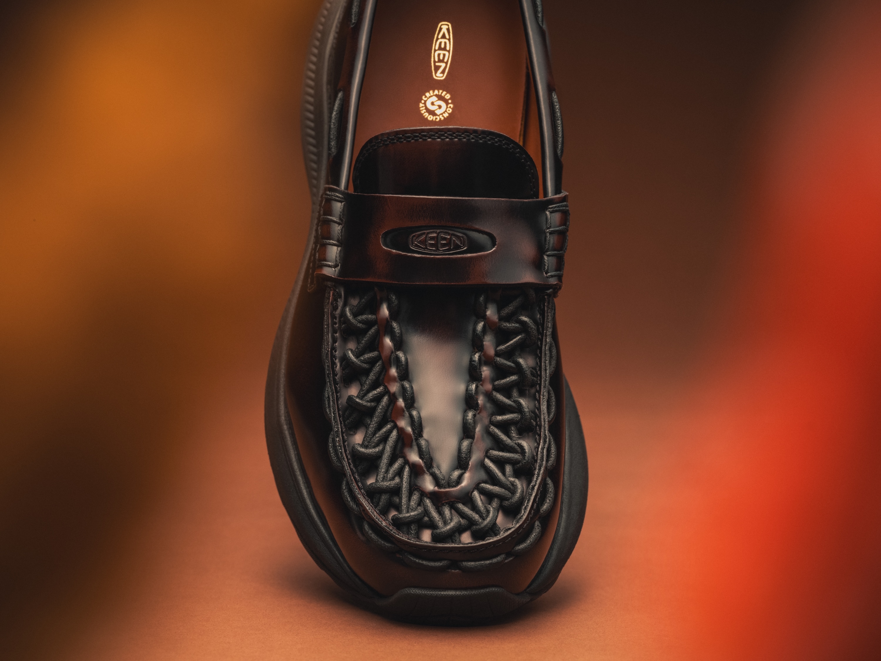 KEEN“户外正装”节日季特别限量款UNEEK Loafer WK全新 Cordovan 酒红色登场