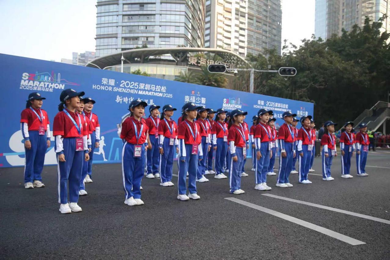 深马赛场上，大鹏少警用动人的歌谣为赛事注入轻松与活力