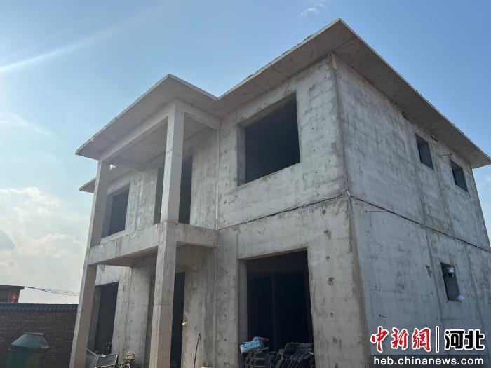 图为建造中的装配式绿色农房。 倪志浩 摄