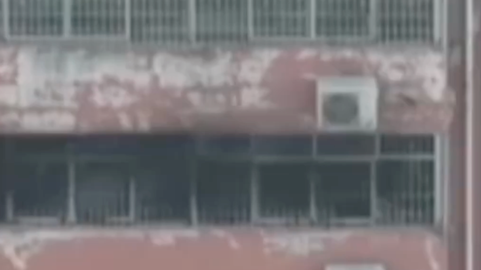 宿舍两年前发生火灾致13死，学校“逼”家长签协议，不签见不到孩子遗体