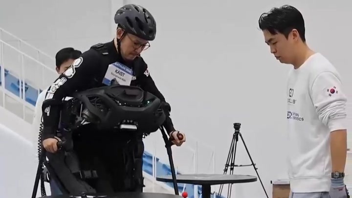 这套“会自己走到你面前”的外骨骼，看完直接震撼！