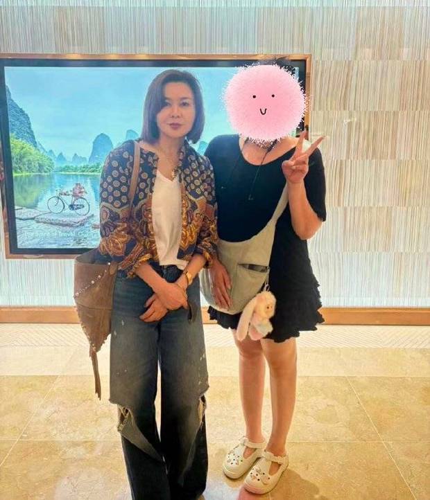 搜狐娱乐讯 近日,有网友在韩国偶遇63岁的关之琳,提出想合照之后关之琳爽快摘下口罩与粉丝合照!网友也形容关之琳“状态超级好,看不出一点岁月痕迹,且人很随和”。