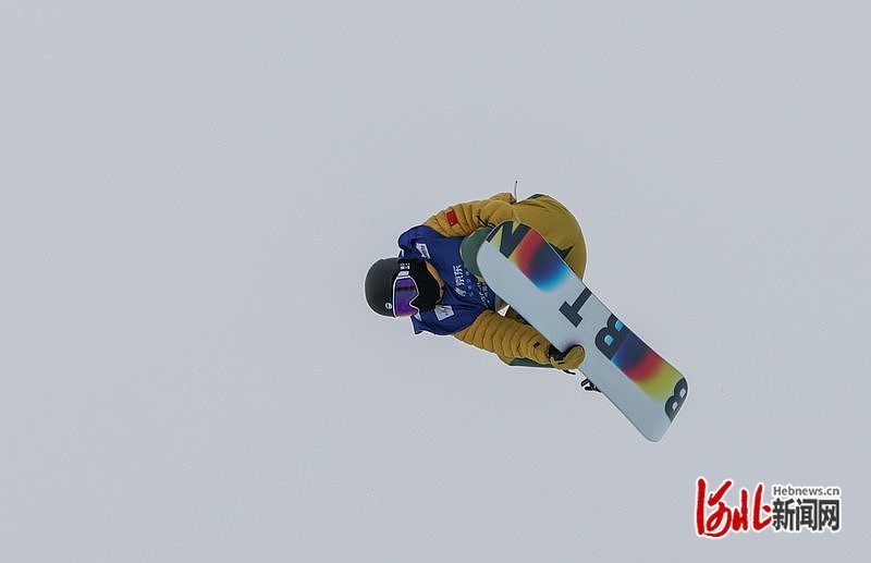 12月10日，河北男选手任重硕在比赛中。