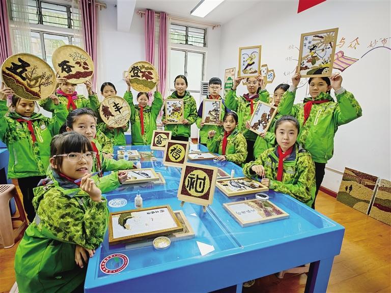 红山根小学学生展示拼贴画