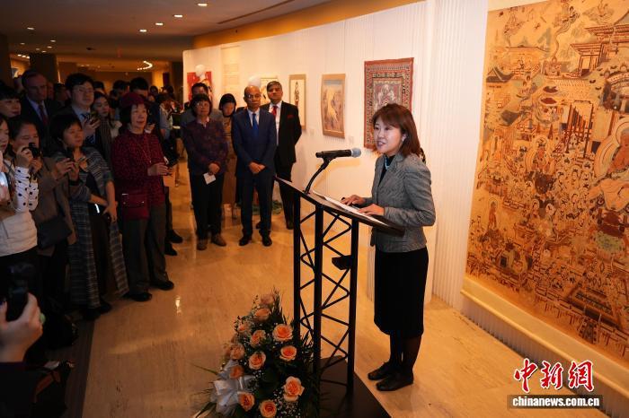 当地时间12月8日,“敦耀光华——清华大学美术学院敦煌艺术研究及设计成果展”在纽约联合国总部开幕。图为清华美院副院长王小茉致辞。中新社记者 廖攀 摄