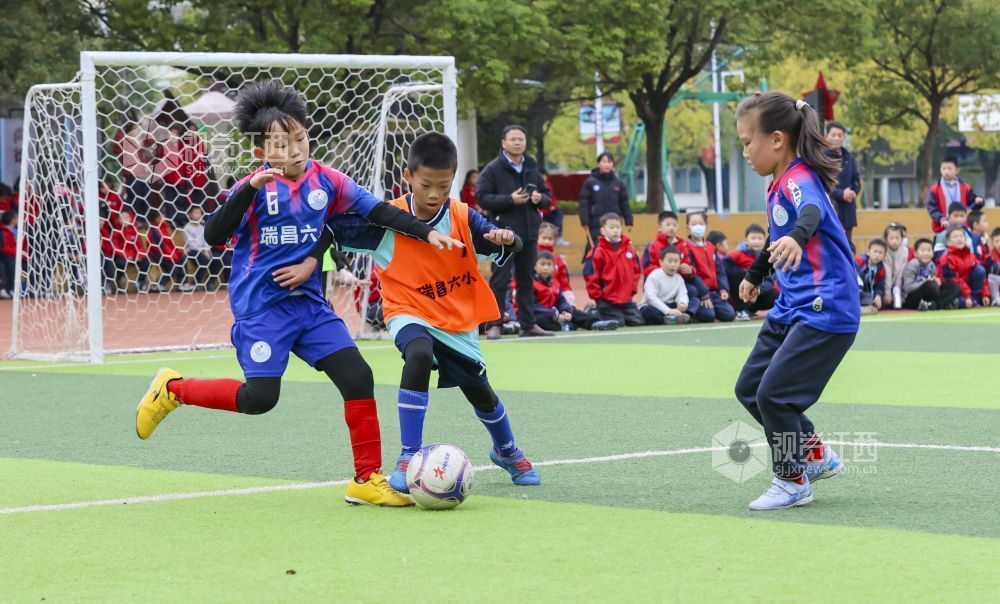 2025年12月5日,江西省瑞昌市第六小学第六届校园足球班级联赛开赛,学生们在绿茵场上展开对抗比赛。