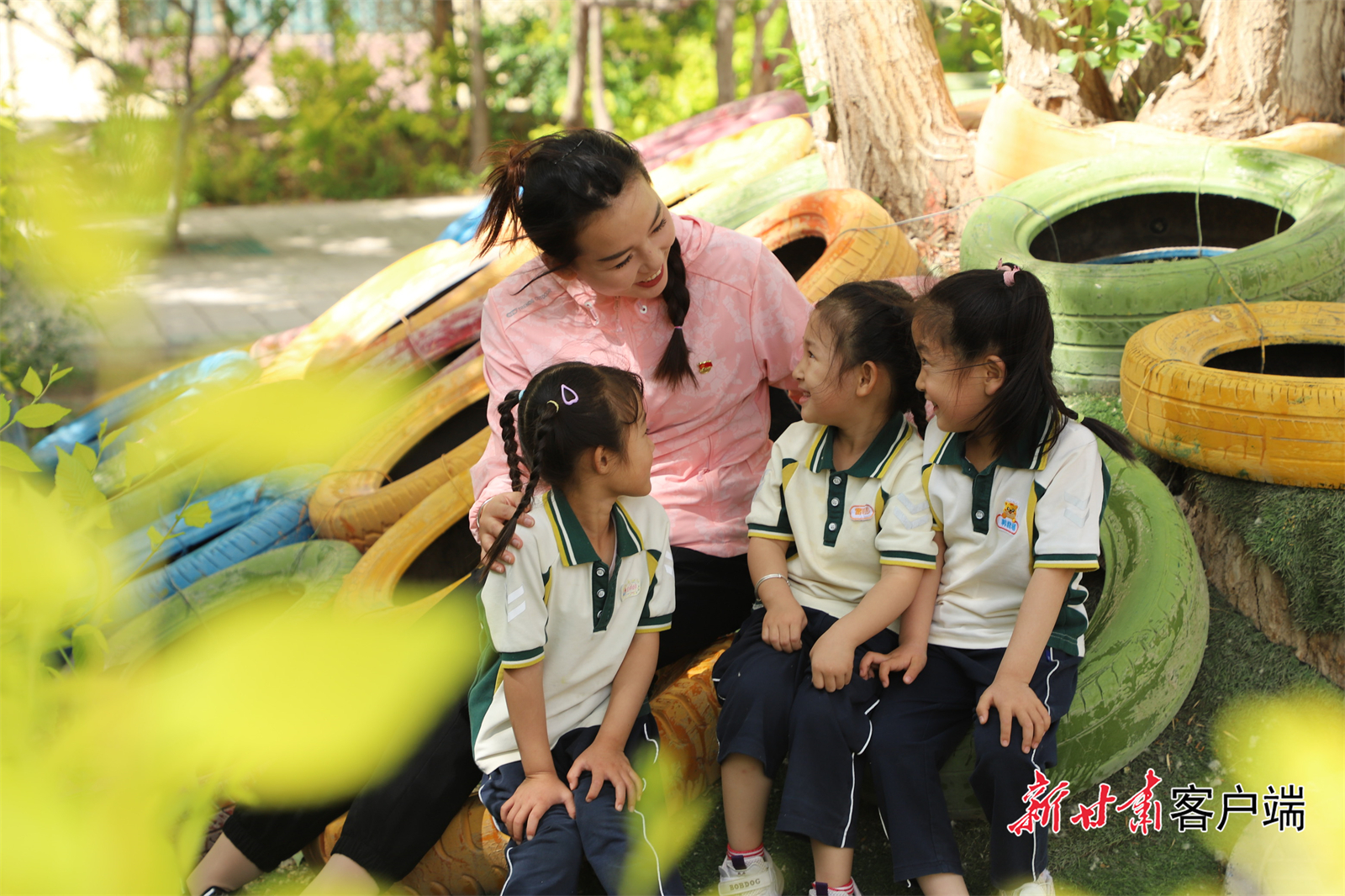 在玉门市第四幼儿园,教师与孩子们快乐相伴。