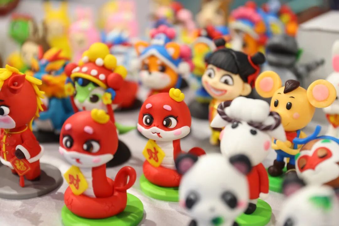参展的非遗面塑作品栩栩如生，展现了传统手工艺的独特魅力