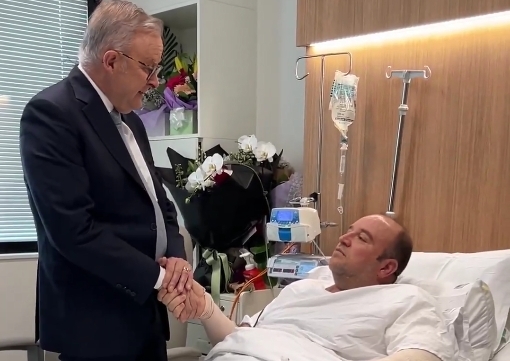 澳大利亚总理赴医院探望“夺枪英雄”