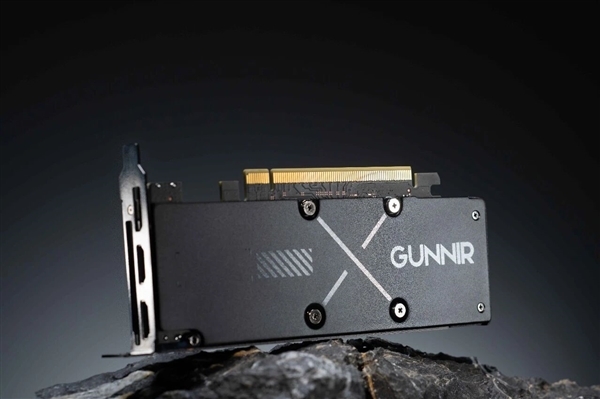 全金属外壳 帅爆！蓝戟发布单风扇迷你版Intel锐炫Pro B50专业显卡