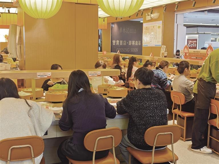 转转火锅店坐满了顾客