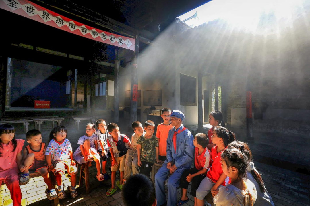 学生们在万载仙源乡红旗报社旧址聆听红色故事。黄安 摄