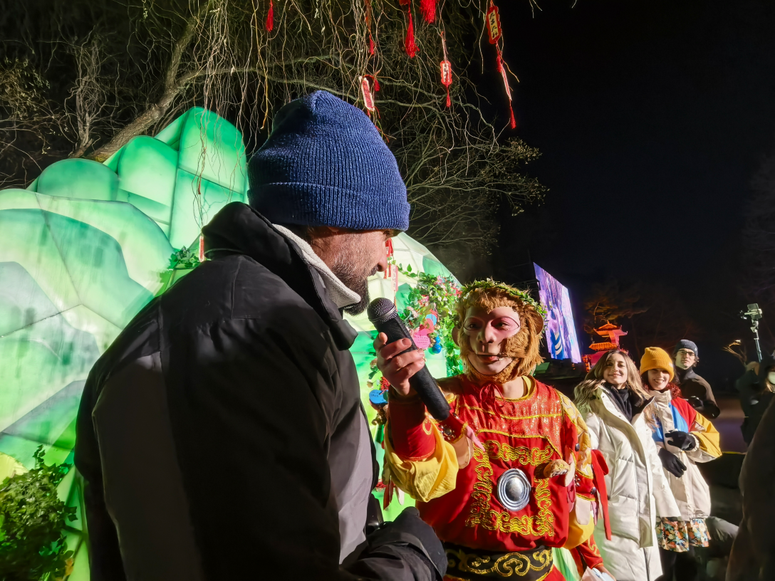 采风团成员与“雪饼猴”互动