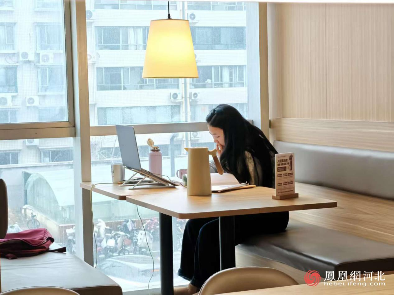 自习室内市民读书