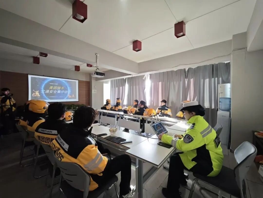 民警开展宣传活动