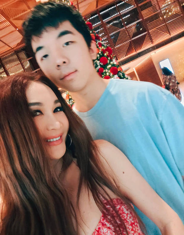 温碧霞与养子合影,笑容灿烂。