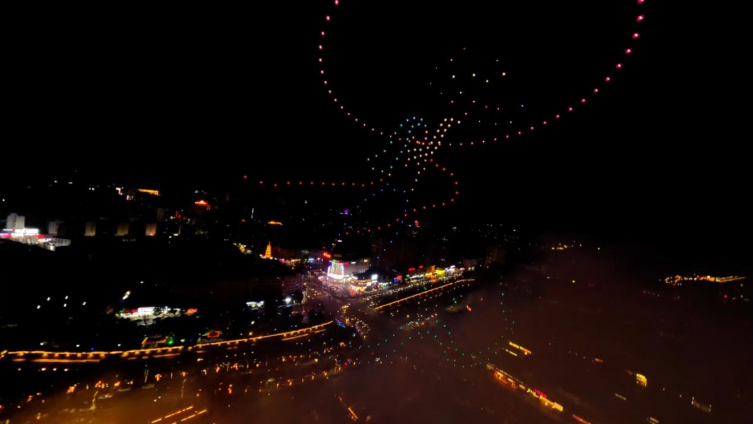 万载龙湖公园无人机加焰火表演。黎天雨 摄