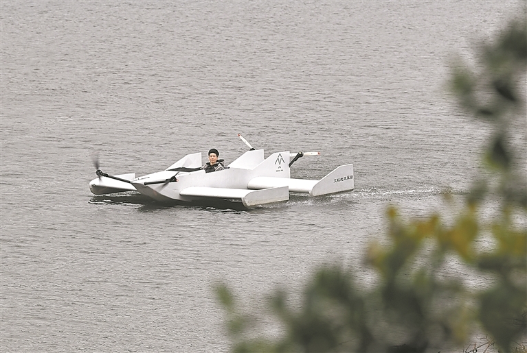 刘祥强在赣州市南康区上犹江水域试飞地效飞行器。
