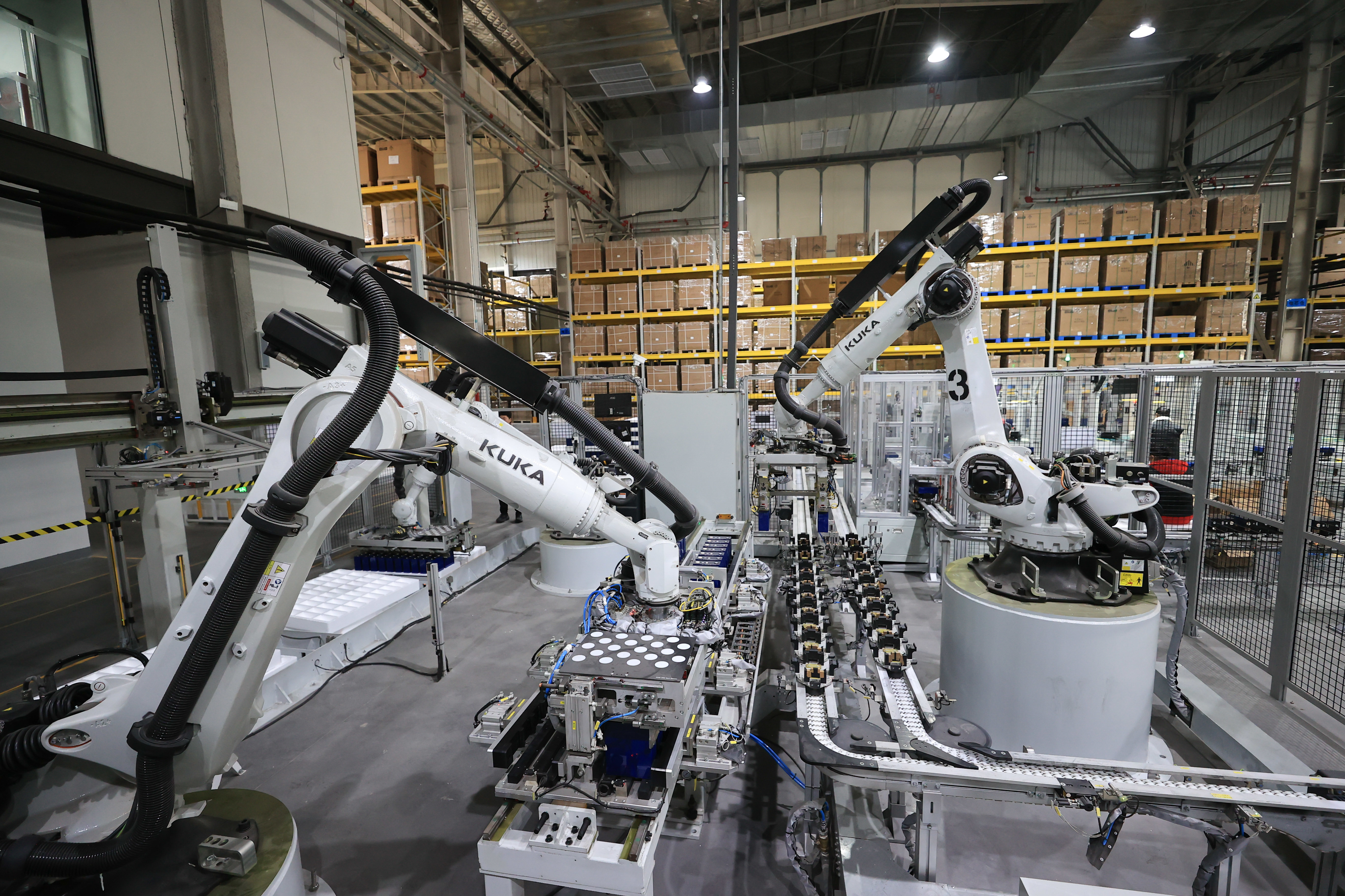 图为2025年12月19日，在江苏省连云港市赣榆高新区洛希能源科技有限公司生产车间，自动化机械臂正在灵活作业。