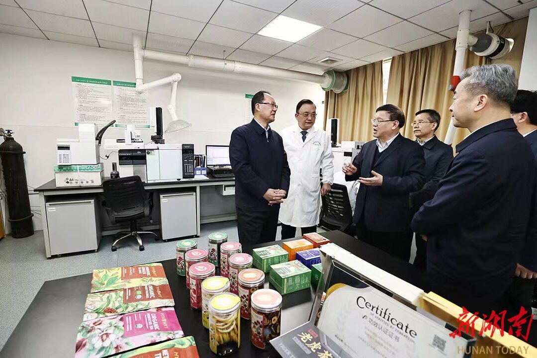 毛伟明在省茶业集团调研。
