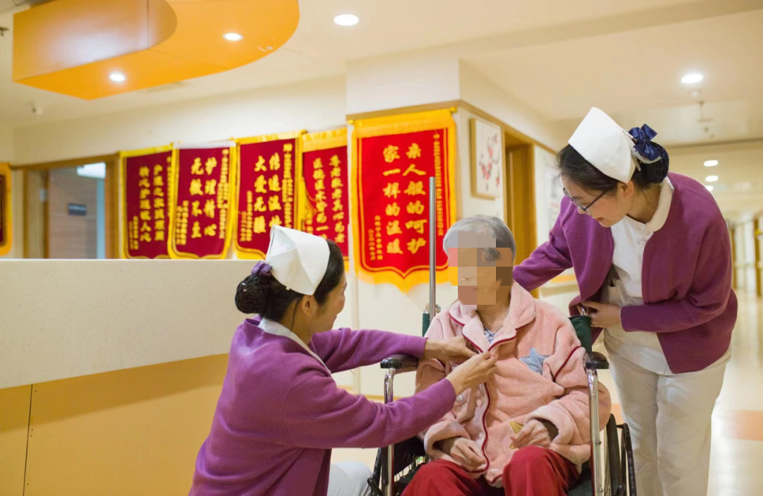 7年！从卧床难行到稳步散步，脑梗老人的康复奇迹，藏在这家“温暖医院”里