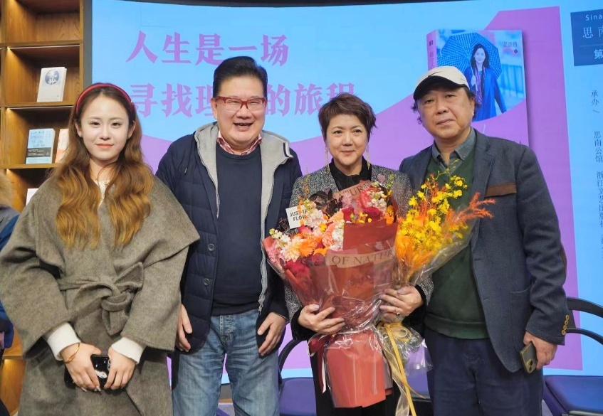 温迪雅、曹可凡等留影