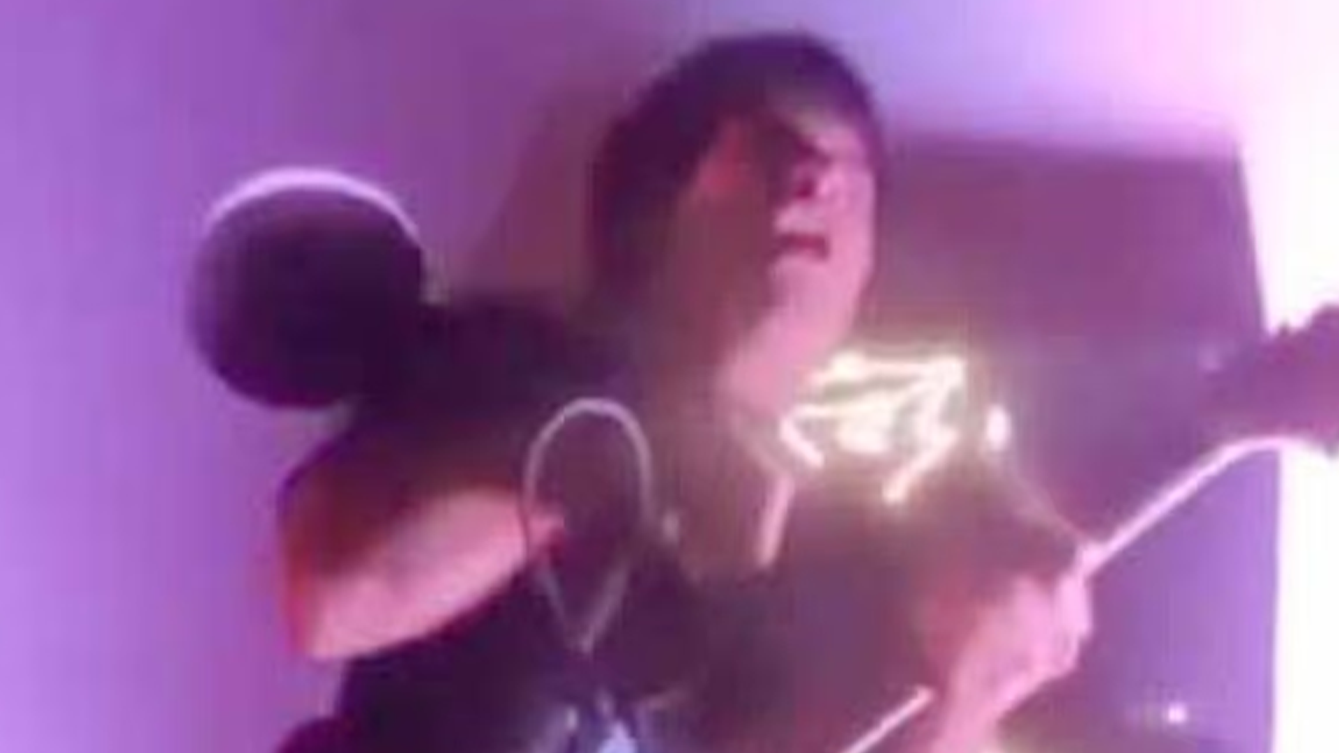 惊悚！歌手酒吧表演时差点被麦克风电击身亡，握住麦克风后痛苦大叫直直向后倒去，现场火花四溅