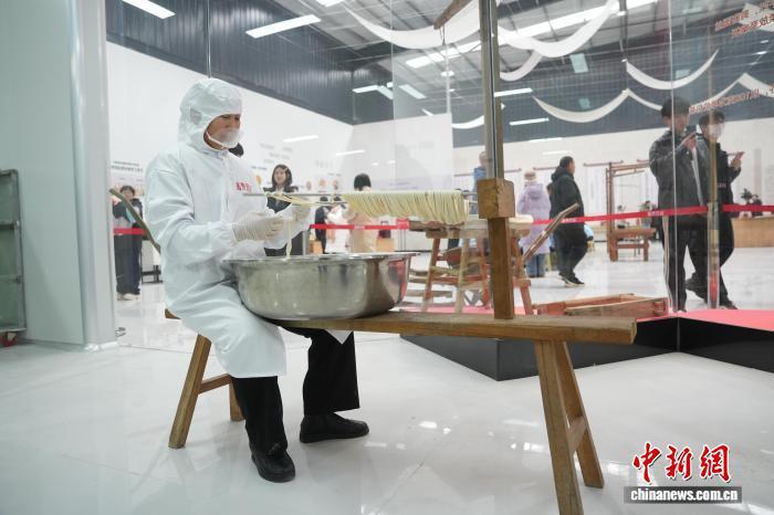 12月18日，在河北省石家庄市藁城区宫面印象非遗汇客厅，工人进行宫面制作技艺展示。梁子栋 摄