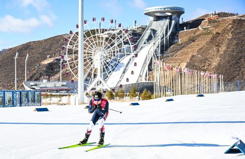 12月19日，河北选手刘一飞在越野滑雪接力比赛中。