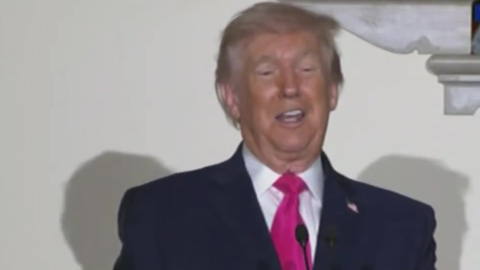 特朗普：你长得像我女儿伊万卡，这是莫大的赞美