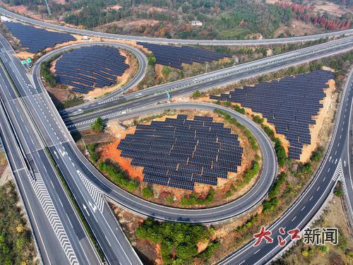 泰和县澄江镇大塘村境内，高速公路互通枢纽光伏发电产生的清洁能源“照亮”交通出行路。大江网视觉江西 邓和平 摄