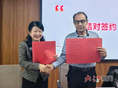 赖慧梅代表工作室与学校签约。 全媒体记者黄玉龙摄