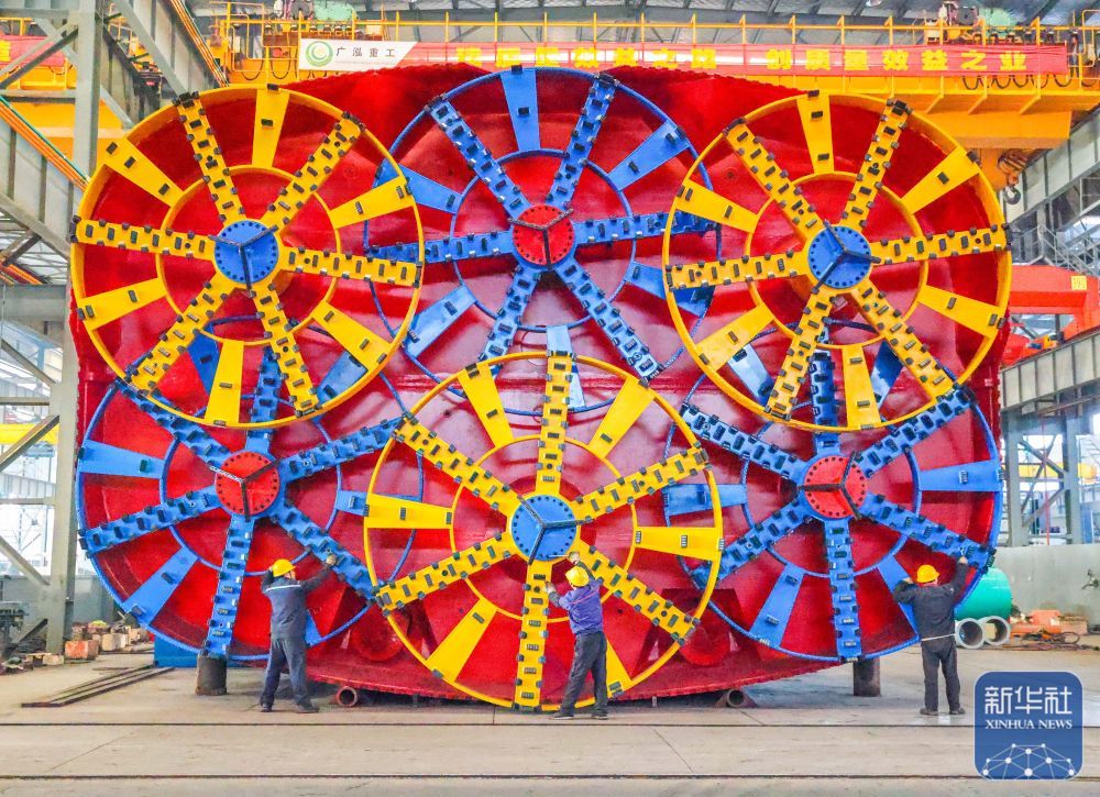 ↑ 12月15日，在位于江苏省江都高新技术产业开发区的江苏广泓重工设备有限公司，工人在顶管机总装车间作业。新华社发（任飞摄）