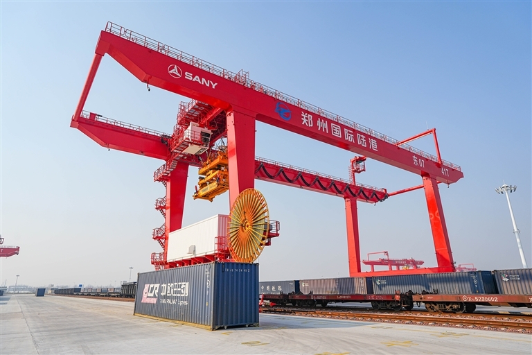 目前，郑州国际陆港已实现常态化运营。图为中欧班列（郑州）集结中心大型龙门吊作业场景。 河南日报社全媒体记者 徐聪 摄