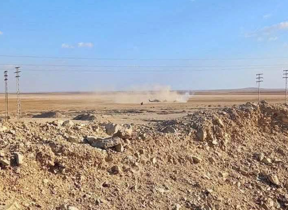 袭击事件发生后,一架美军直升机在巴尔米拉市外降落。(美媒援引社交媒体X视频截图)