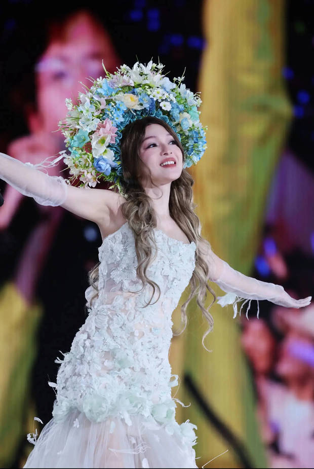 张韶涵绽放甜美笑容,心情大好。