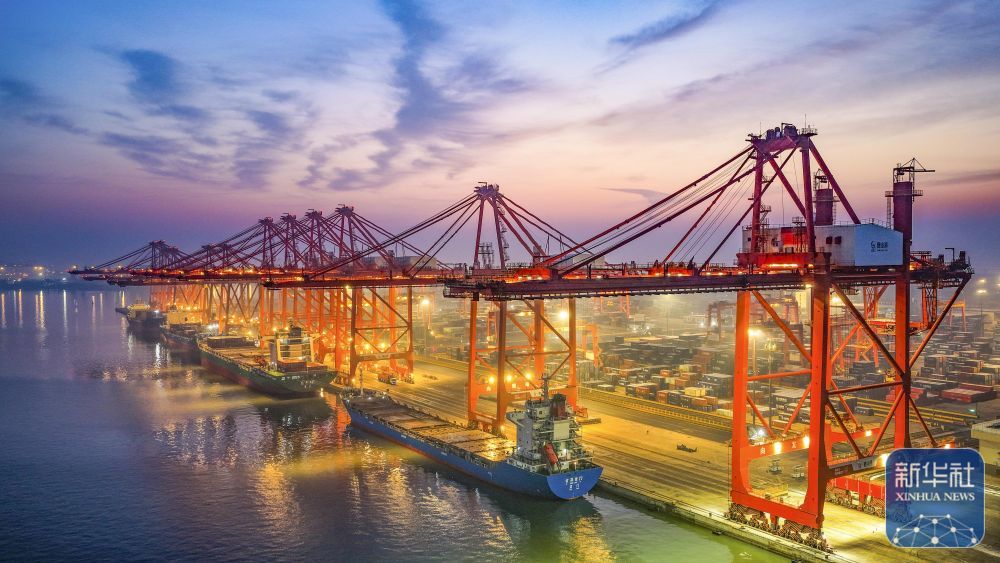 ↑ 12月15日，轮船停泊在河北省唐山港京唐港区集装箱码头进行装卸作业（无人机照片）。新华社发（刘满仓摄）