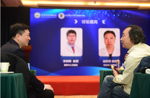 刘杰教授（左）与廖海鹰教授交流中。