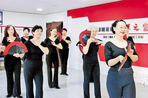 12月3日，在唐山市丰润区燕山路街道新城社区“银龄学堂”，居民正在上形体课。