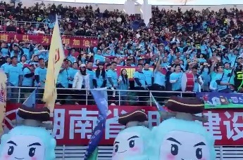 武陵酒大湾区湖南人队双向奔赴太暖! 武陵酒伴你共赴约，见证更多湘超精彩瞬间~ 12月20日娄底赛场见!