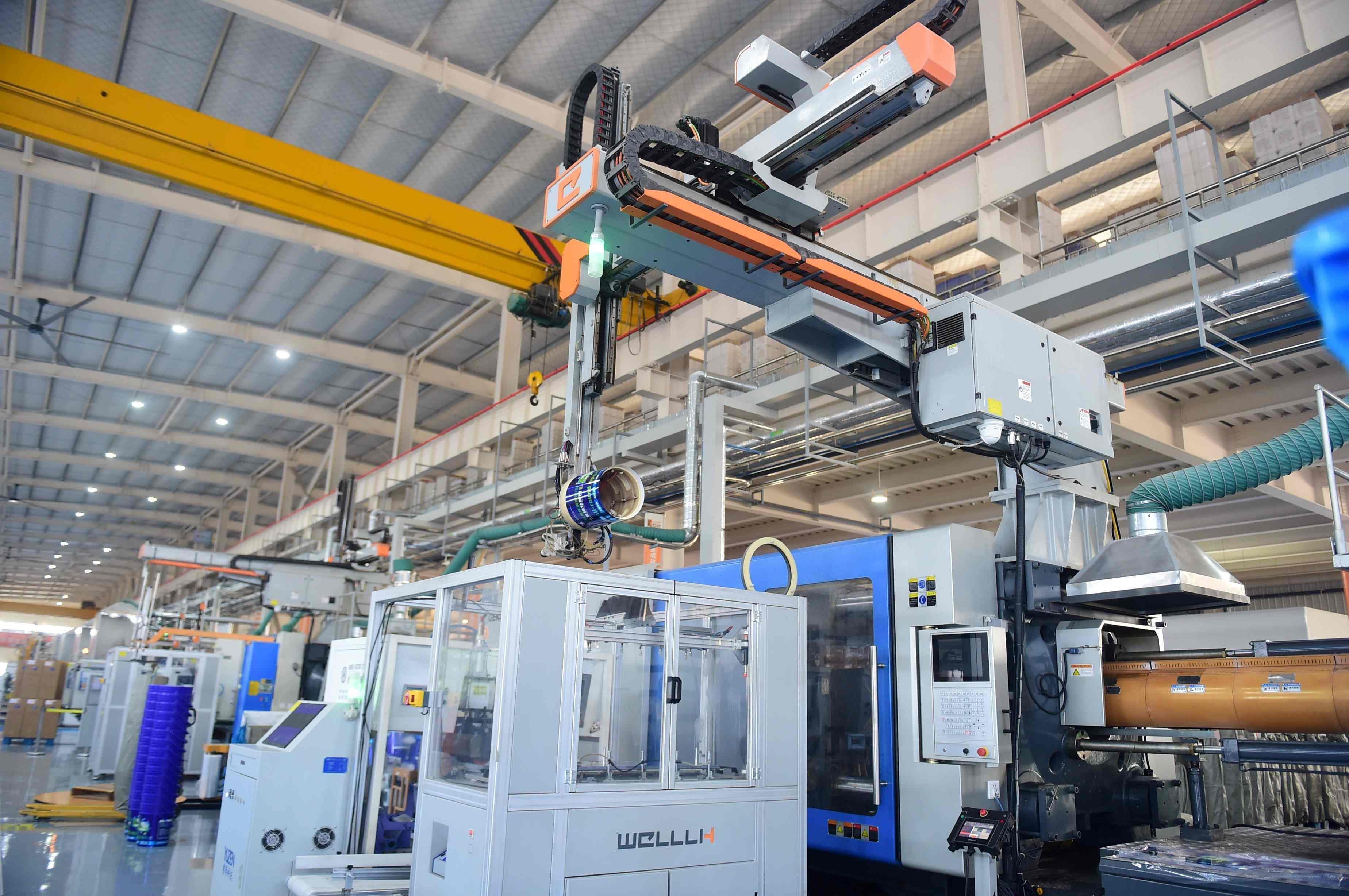 引进的先进生产设备在工作中发挥着重要作用。