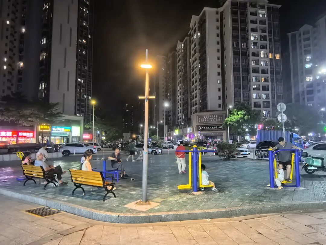 休闲小广场成为附近居民的休闲好去处