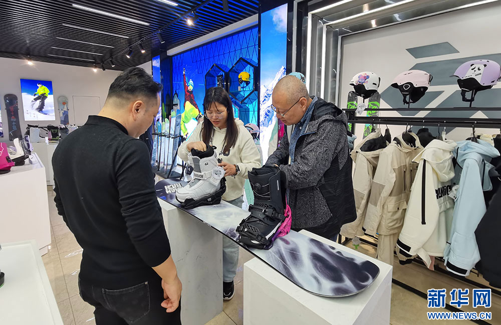 11月4日，位于湖北省公安县的湖北翔驰运动用品股份有限公司展品展示区，企业生产的滑雪装备一应俱全。新华网发 黄志刚摄
