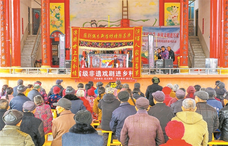 精彩的木偶戏演出，吸引了许多村民前来观看。