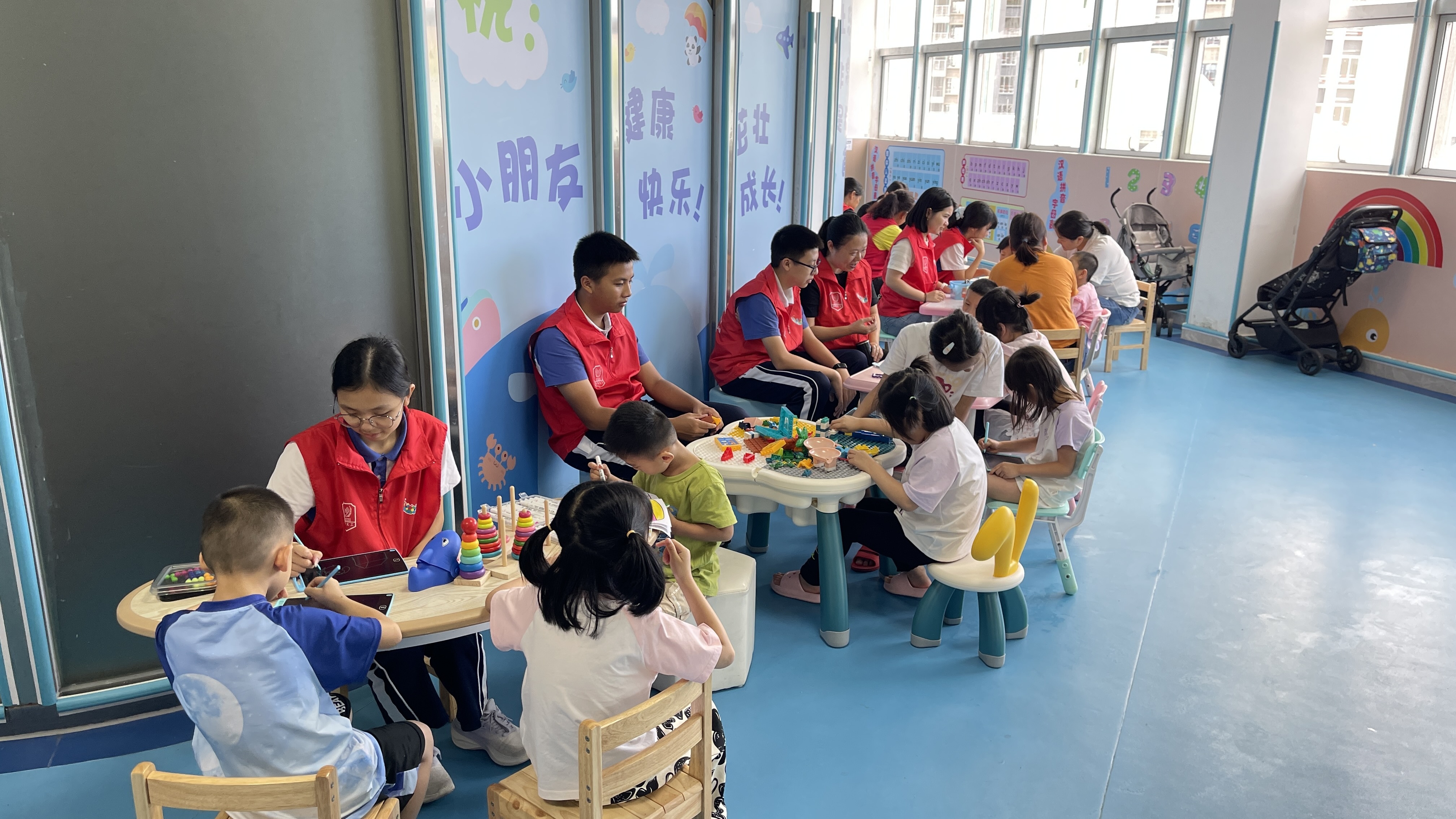 微光成炬 爱暖“星”途  大鹏办事处“爱星陪伴”项目斩获市志愿服务大赛双奖