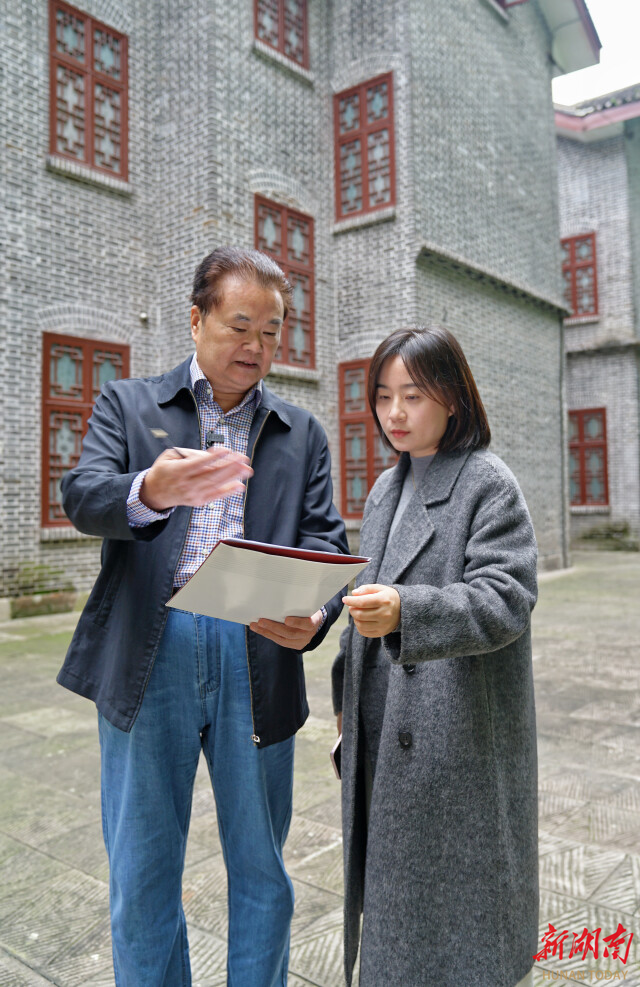 周勇教授（左）为湖南日报全媒体记者解联。