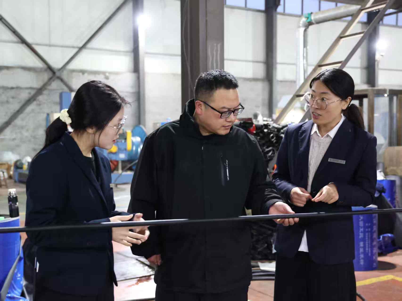 中国银行客户经理到远洋线缆公司考察走访吴新强摄